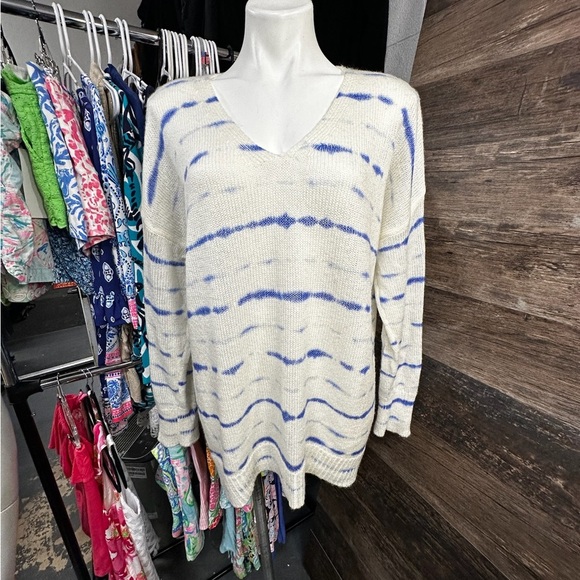 Jennifer Lopez White and Blue V-Neck Sweater with Artistic Stripes - Picture 1 of 7